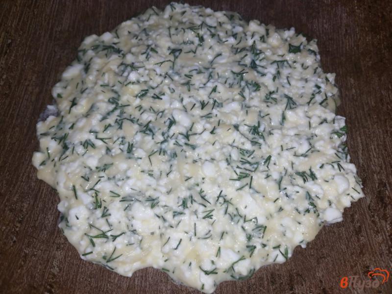 Фото приготовление рецепта: Творожно-сырная лепешка с зеленью шаг №5