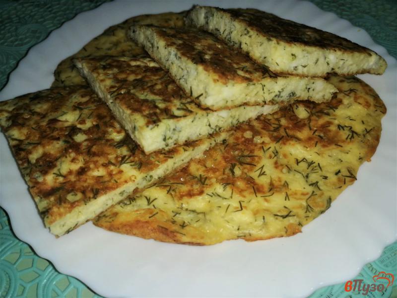 Фото приготовление рецепта: Творожно-сырная лепешка с зеленью шаг №9