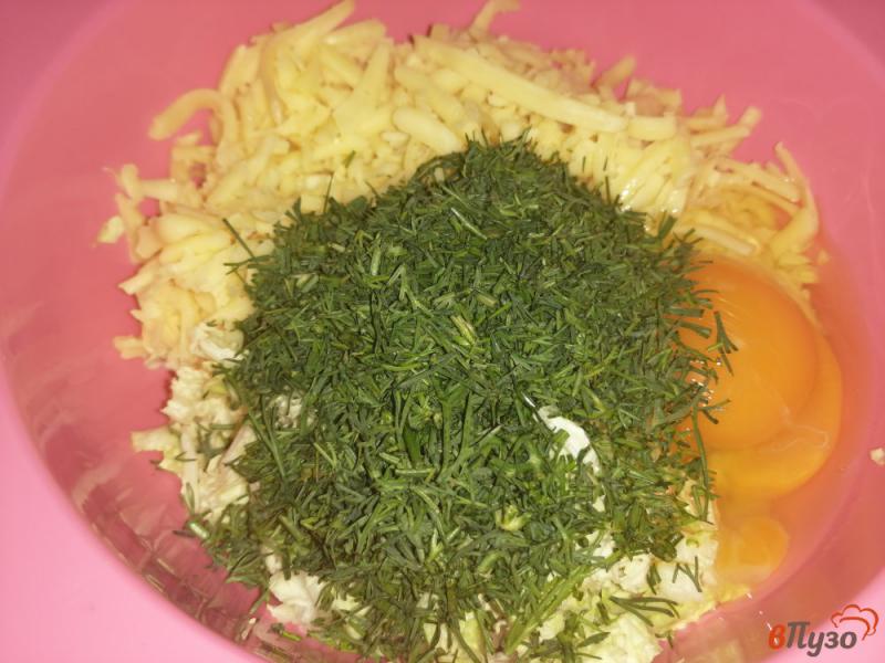 Фото приготовление рецепта: Капустные оладьи с сыром шаг №6