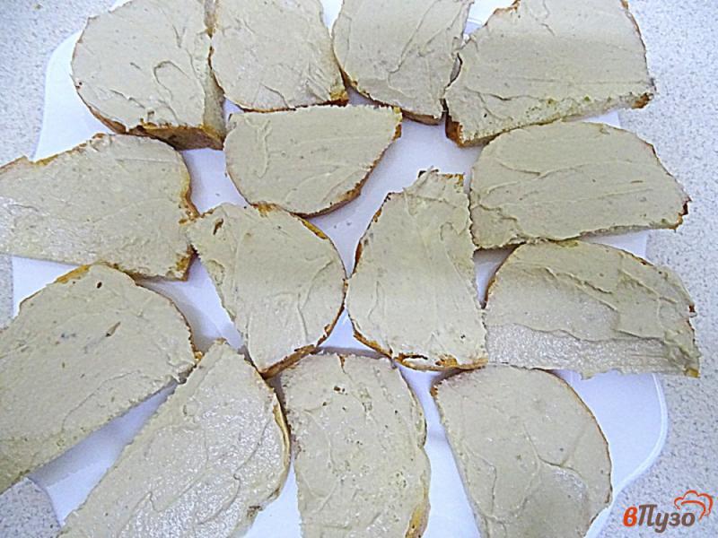 Фото приготовление рецепта: Бутерброды с красной белковой икрой и селёдочным маслом шаг №4