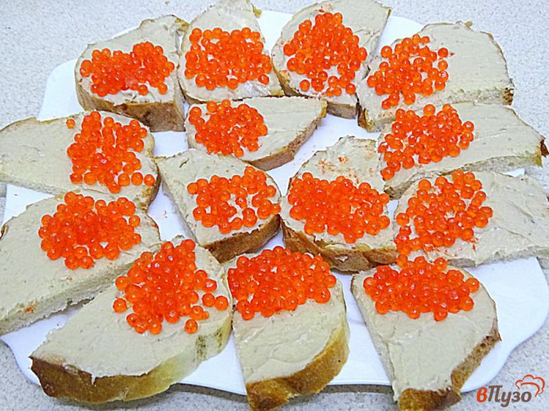 Фото приготовление рецепта: Бутерброды с красной белковой икрой и селёдочным маслом шаг №5