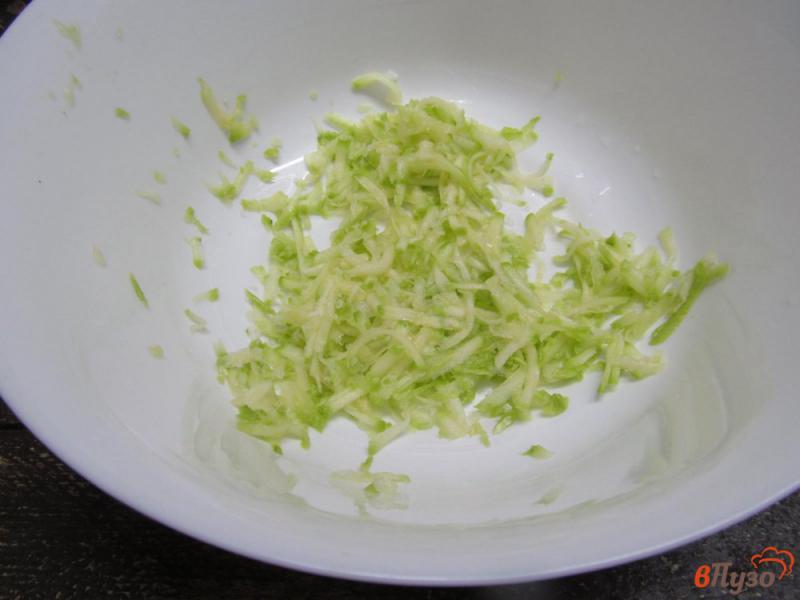 Фото приготовление рецепта: Оладьи из кабачка с семенами льна и сыром с плесенью шаг №1