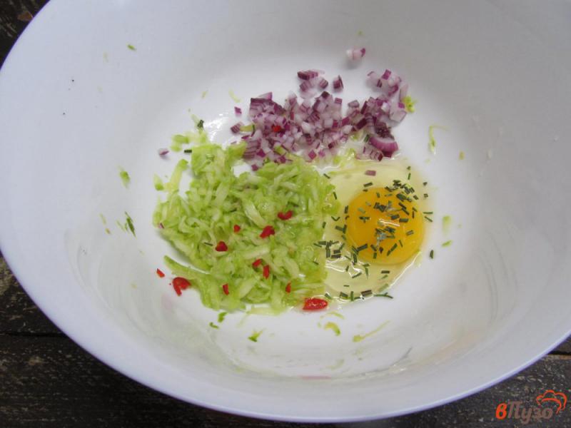 Фото приготовление рецепта: Оладьи из кабачка с семенами льна и сыром с плесенью шаг №2