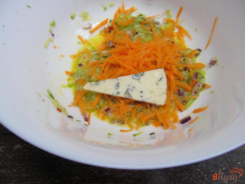 Фото приготовление рецепта: Оладьи из кабачка с семенами льна и сыром с плесенью шаг №3