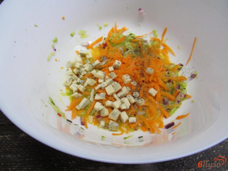 Фото приготовление рецепта: Оладьи из кабачка с семенами льна и сыром с плесенью шаг №4