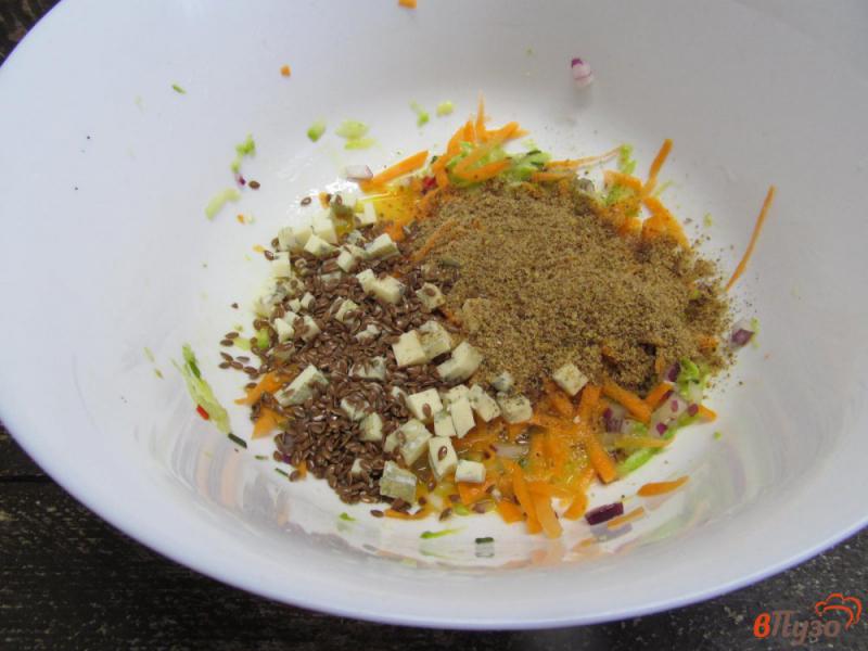 Фото приготовление рецепта: Оладьи из кабачка с семенами льна и сыром с плесенью шаг №5