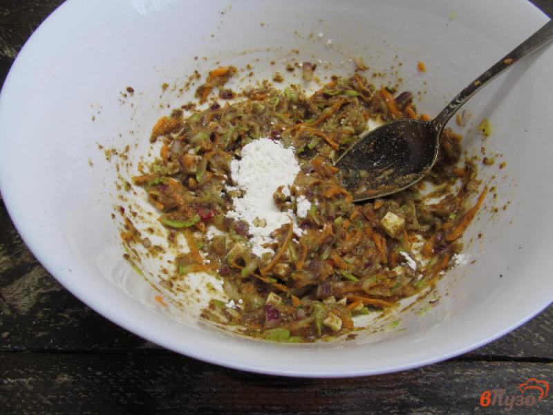 Фото приготовление рецепта: Оладьи из кабачка с семенами льна и сыром с плесенью шаг №6