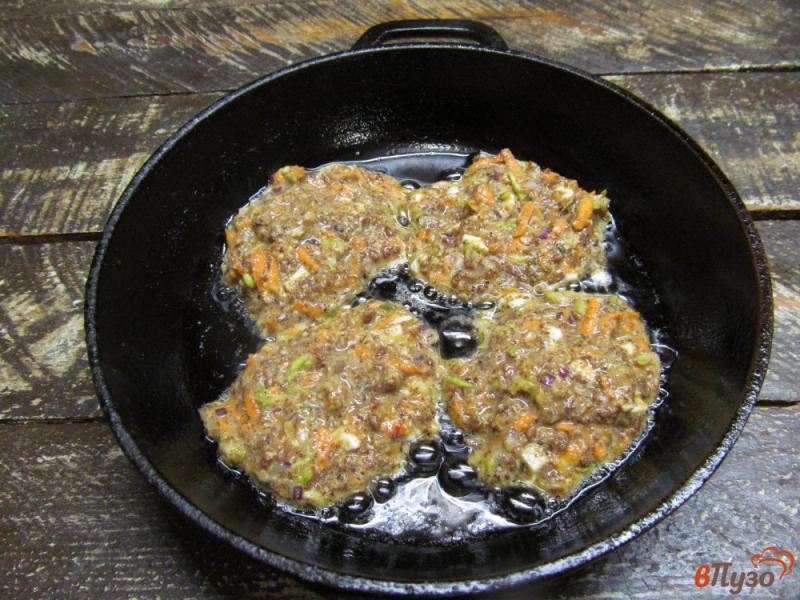 Фото приготовление рецепта: Оладьи из кабачка с семенами льна и сыром с плесенью шаг №7