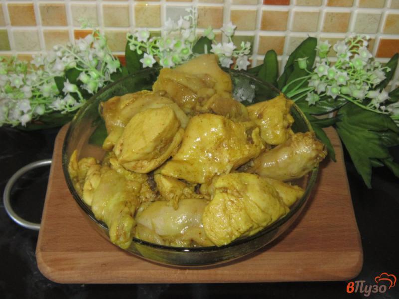 Фото приготовление рецепта: Курица с карри жареная на сковороде шаг №3