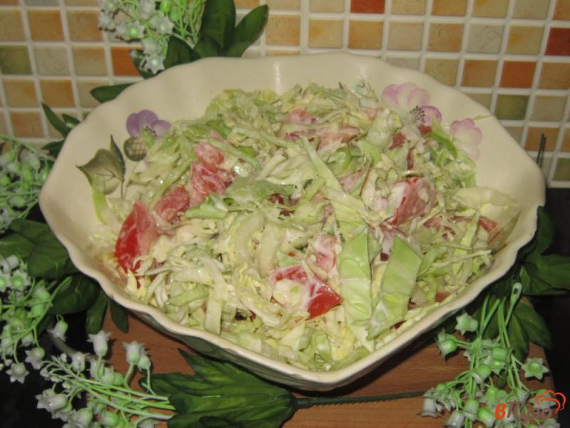 Фото приготовление рецепта: Салат с капустой и помидорами в сметане шаг №4