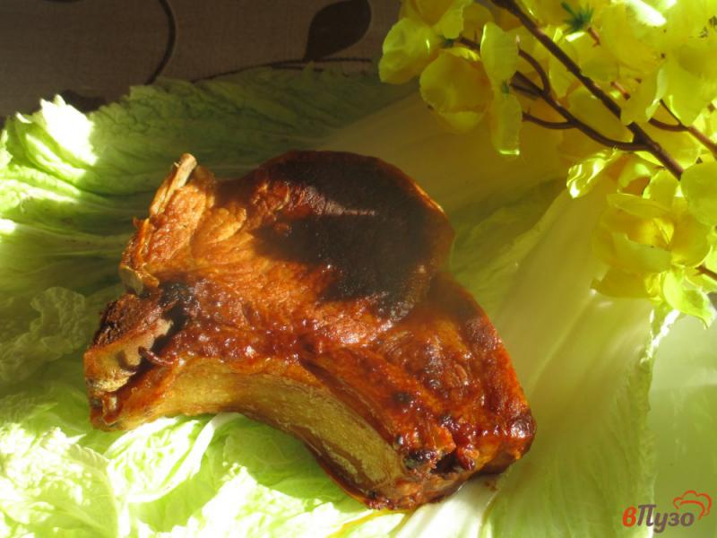 Фото приготовление рецепта: Антрекот жареный на сковороде с соевым соусом и чесноком шаг №4