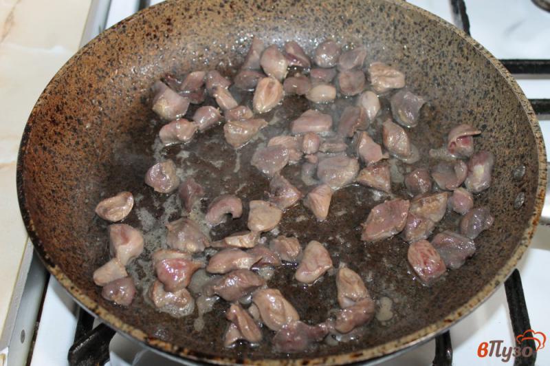 Фото приготовление рецепта: Куриные субпродукты тушеные с грибами шаг №2