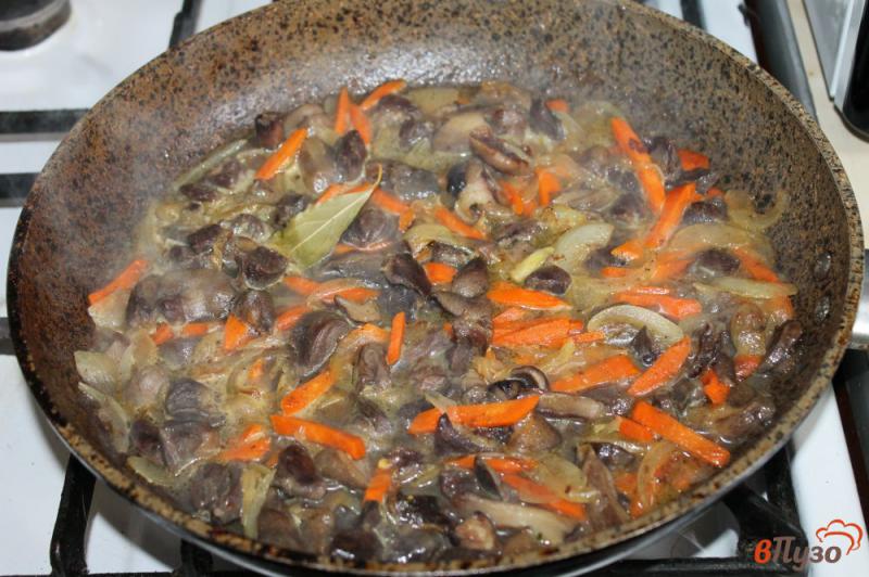 Фото приготовление рецепта: Куриные субпродукты тушеные с грибами шаг №6