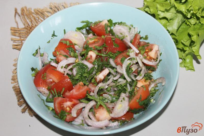 Фото приготовление рецепта: Помидорный салат с кинзой и луком - шалот шаг №5