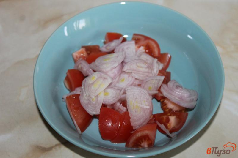 Фото приготовление рецепта: Помидорный салат с кинзой и луком - шалот шаг №2