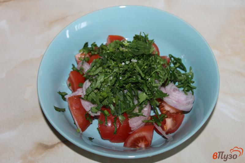 Фото приготовление рецепта: Помидорный салат с кинзой и луком - шалот шаг №3