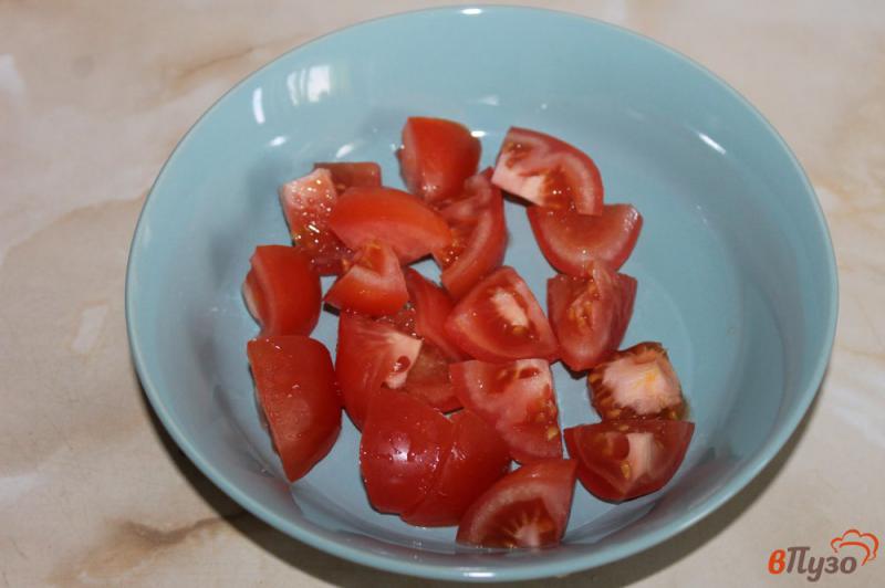 Фото приготовление рецепта: Помидорный салат с кинзой и луком - шалот шаг №1