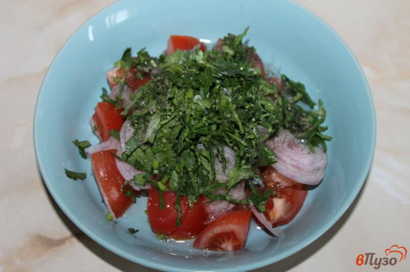 Фото приготовление рецепта: Помидорный салат с кинзой и луком - шалот шаг №4