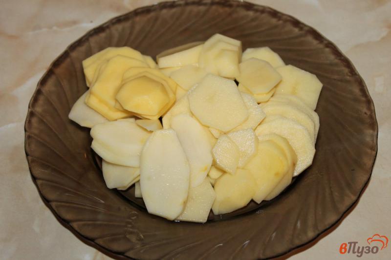 Фото приготовление рецепта: Картофельная запеканка с фаршем, баклажаном и цветной капустой шаг №4