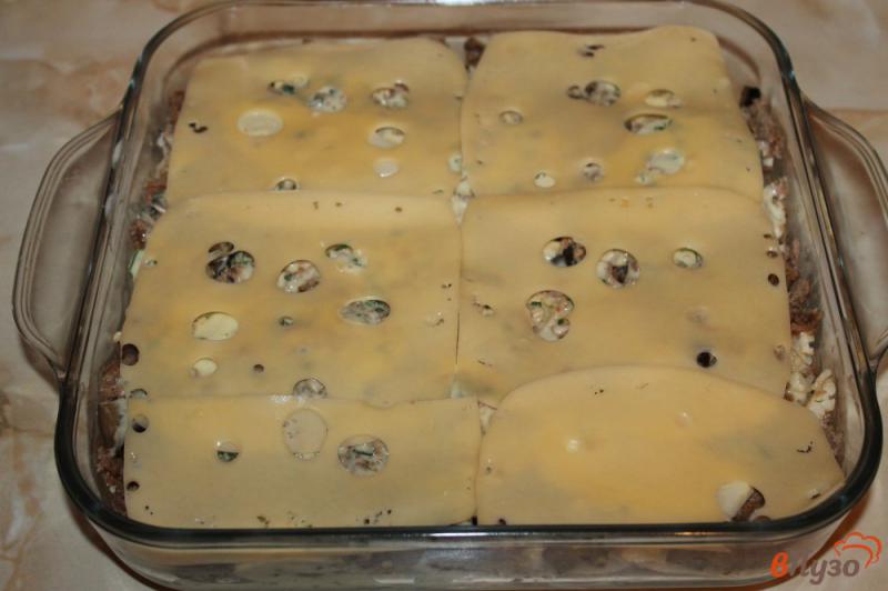 Фото приготовление рецепта: Картофельная запеканка с фаршем, баклажаном и цветной капустой шаг №8