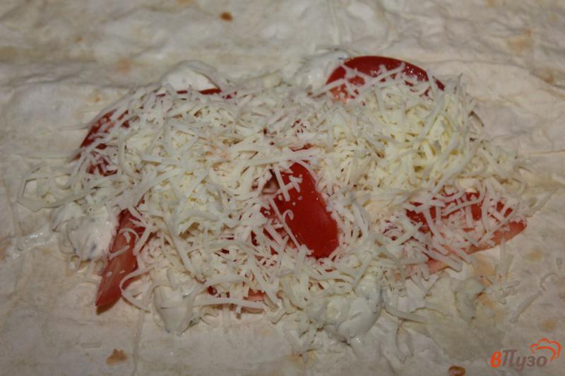 Фото приготовление рецепта: Лаваш с сулугуни и помидорами шаг №3