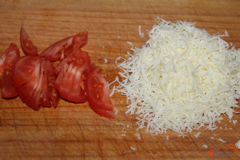 Фото приготовление рецепта: Лаваш с сулугуни и помидорами шаг №1