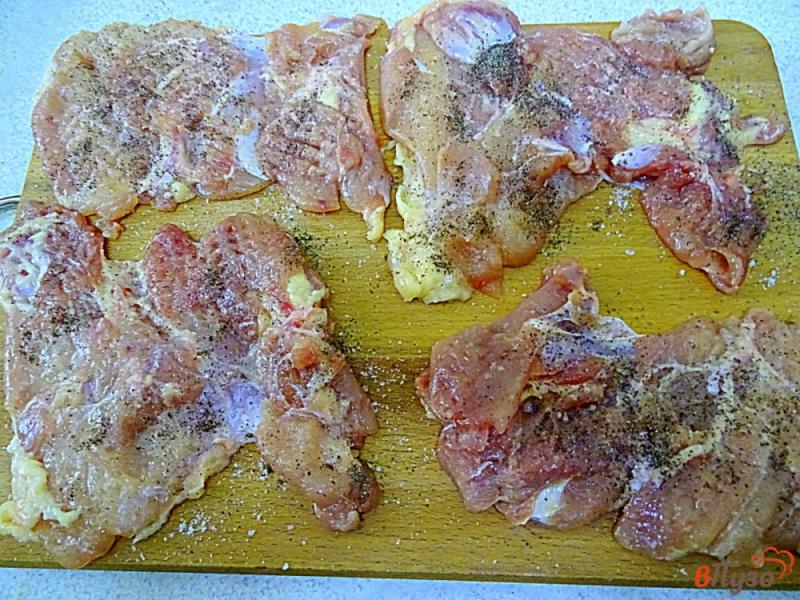 Фото приготовление рецепта: Чесночные отбивные из филе куриных бёдер шаг №3