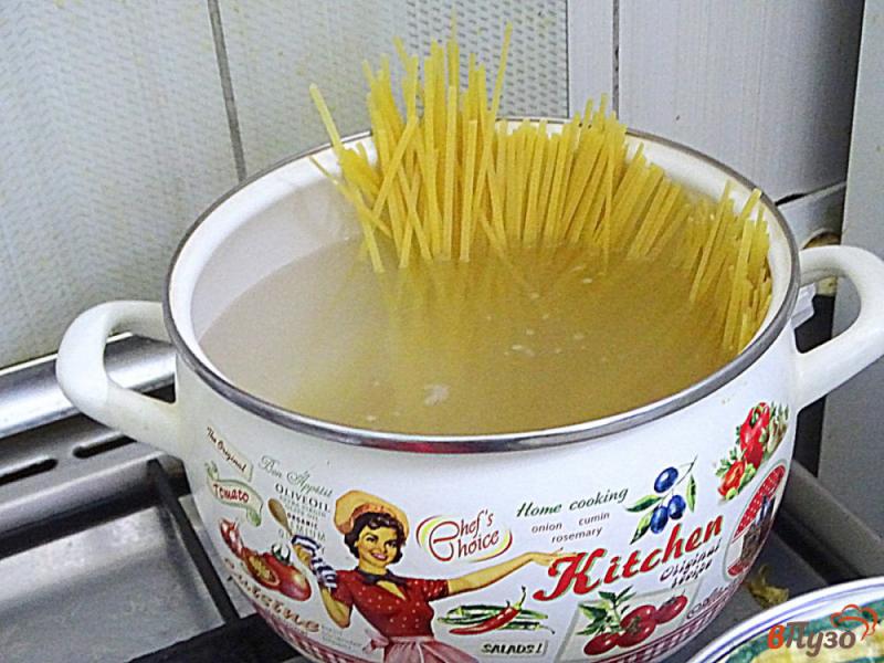 Фото приготовление рецепта: Спагетти с сосисками осьминожками шаг №4