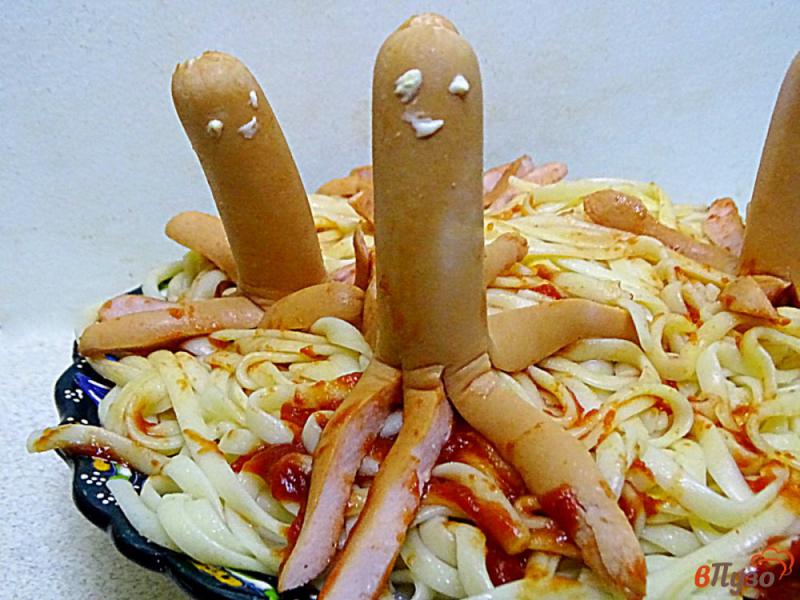 Фото приготовление рецепта: Спагетти с сосисками осьминожками шаг №5