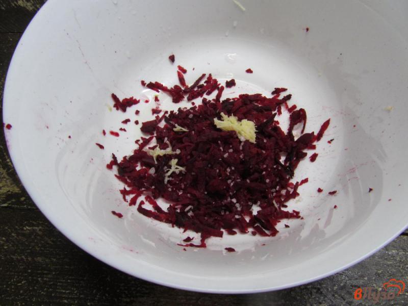 Фото приготовление рецепта: Салат из сырой свеклы с творогом шаг №1