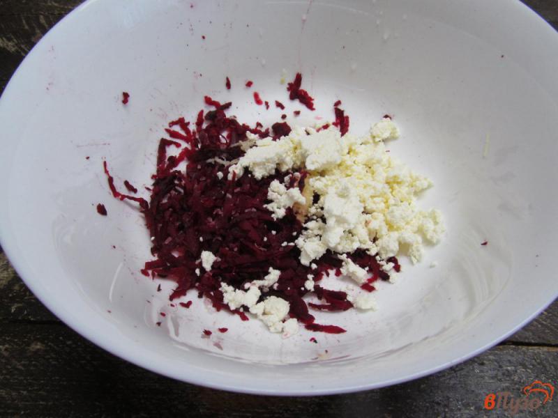Фото приготовление рецепта: Салат из сырой свеклы с творогом шаг №2