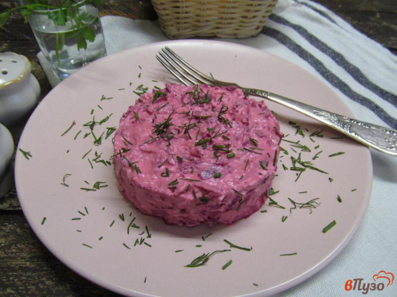 Фото приготовление рецепта: Салат из сырой свеклы с творогом шаг №4