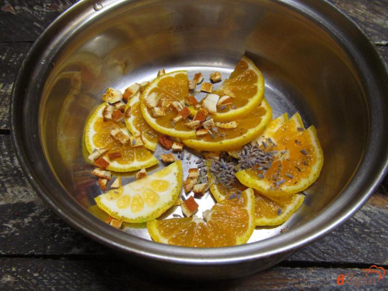 Фото приготовление рецепта: Клюквенный чай с мандарином и лавандой шаг №2