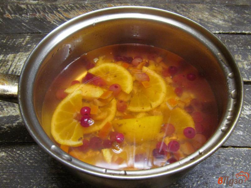 Фото приготовление рецепта: Клюквенный чай с мандарином и лавандой шаг №4