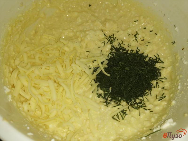 Фото приготовление рецепта: Творожная запеканка с сыром и укропом шаг №5