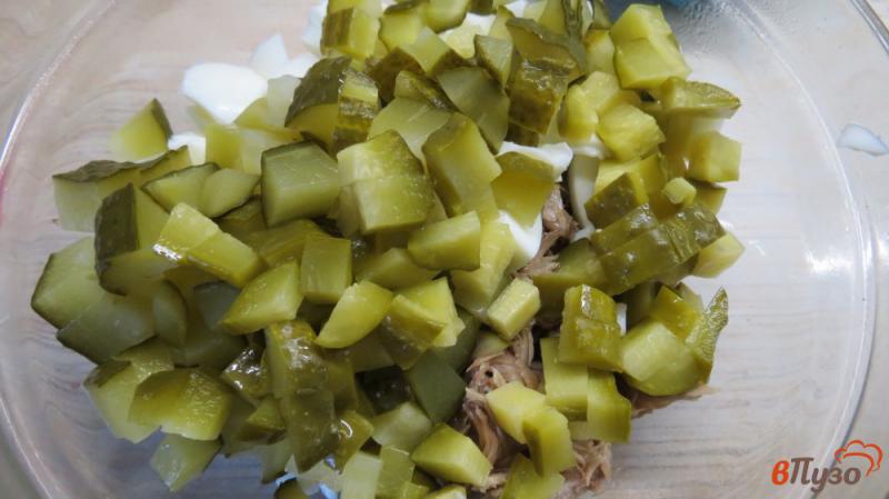 Фото приготовление рецепта: Салат с уткой и маринованными огурцами шаг №3