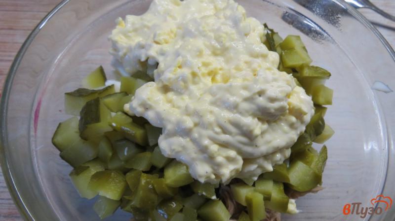 Фото приготовление рецепта: Салат с уткой и маринованными огурцами шаг №6