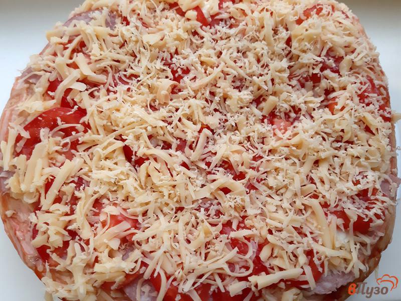 Фото приготовление рецепта: Пицца с моцареллой и гаудой шаг №7
