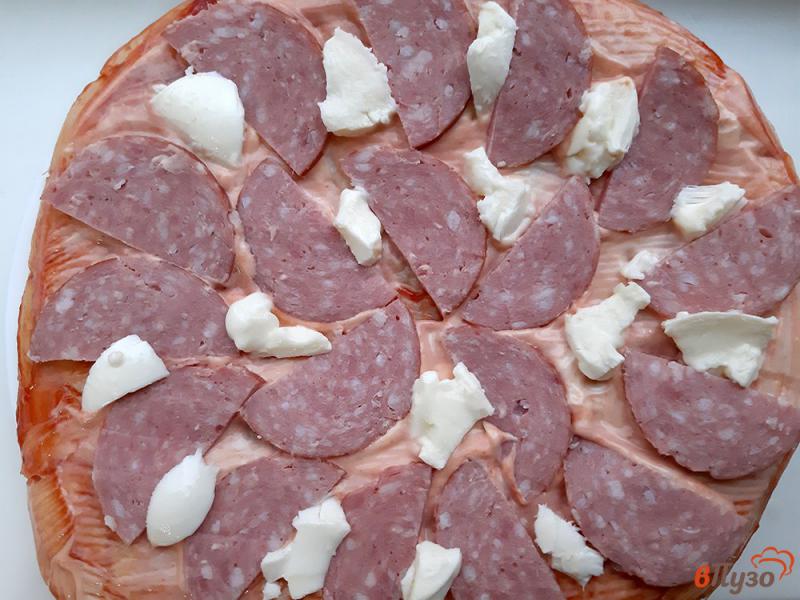 Фото приготовление рецепта: Пицца с моцареллой и гаудой шаг №4