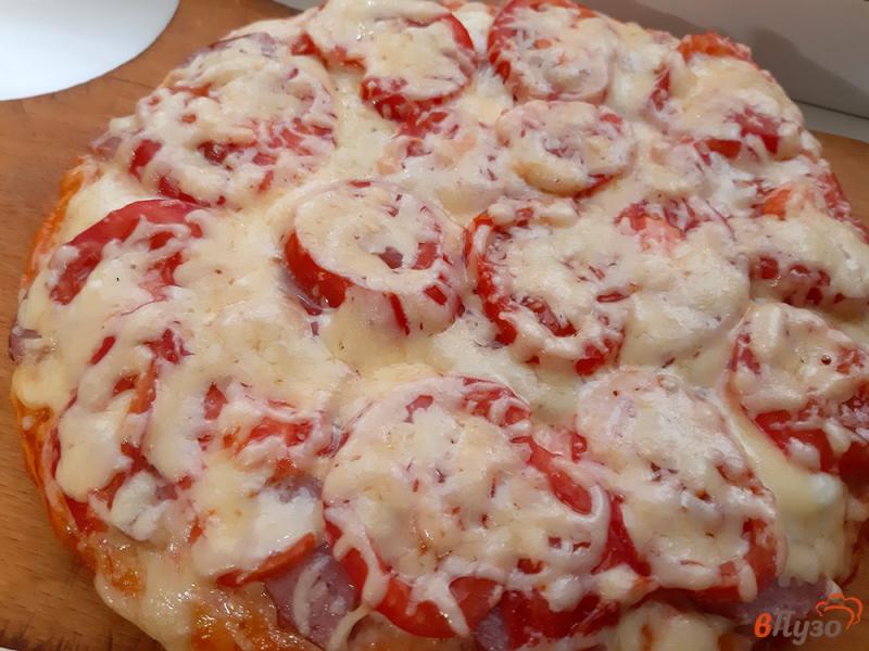Фото приготовление рецепта: Пицца с моцареллой и гаудой шаг №8
