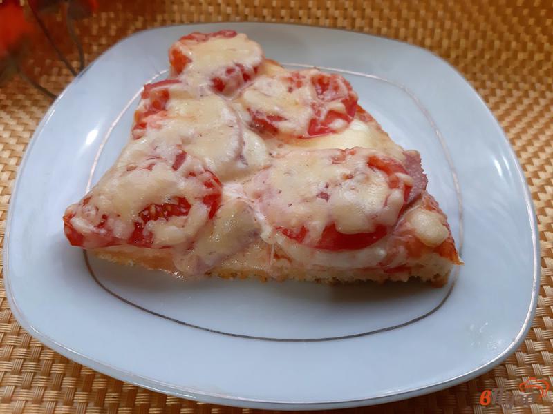 Фото приготовление рецепта: Пицца с моцареллой и гаудой шаг №9
