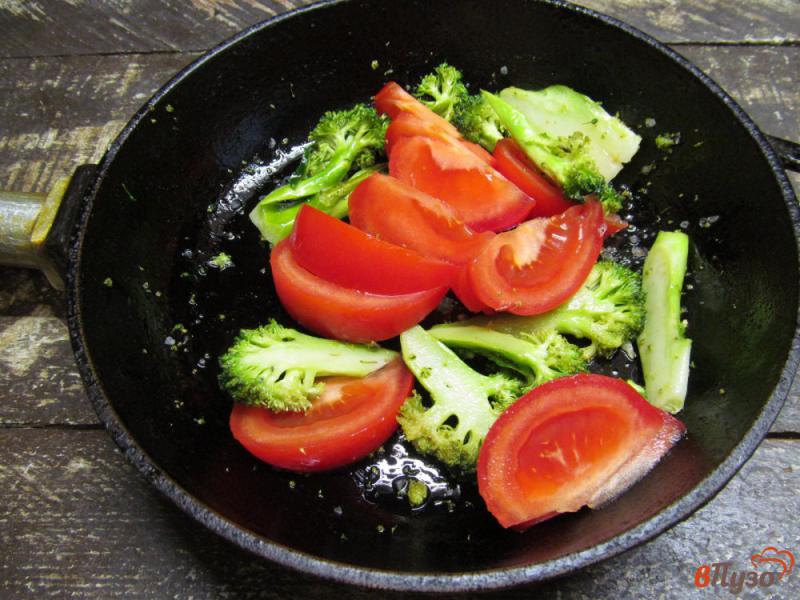 Фото приготовление рецепта: Теплый салат из брокколи с оливками и томатом шаг №4