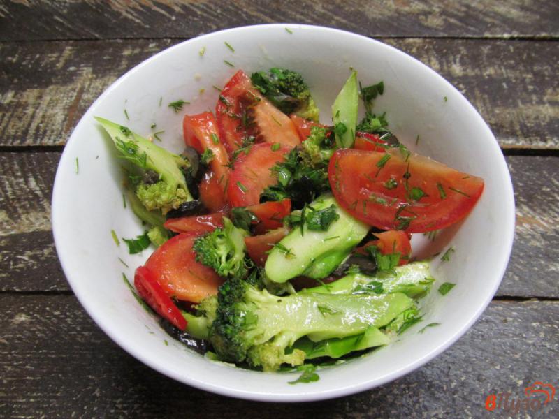 Фото приготовление рецепта: Теплый салат из брокколи с оливками и томатом шаг №5