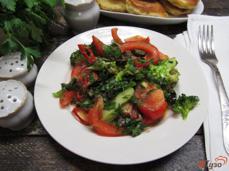 Фото приготовление рецепта: Теплый салат из брокколи с оливками и томатом шаг №6