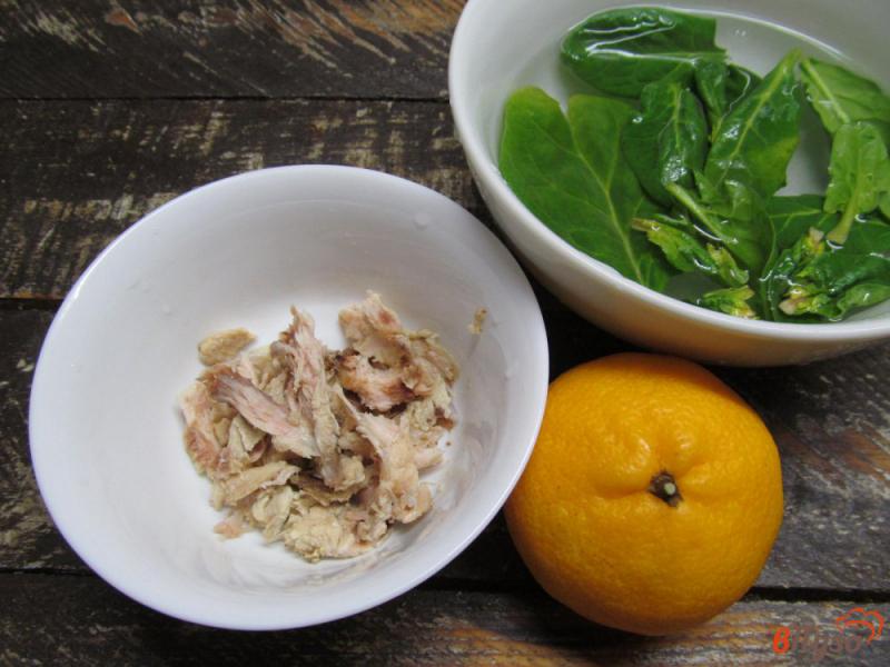 Фото приготовление рецепта: Салат из курицы с мандарином шаг №2