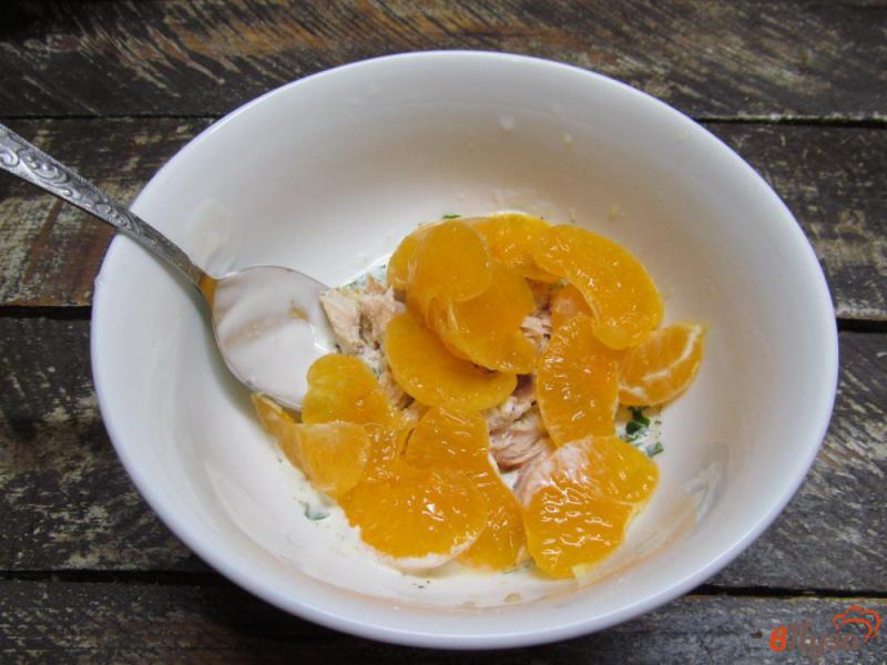 Фото приготовление рецепта: Салат из курицы с мандарином шаг №4