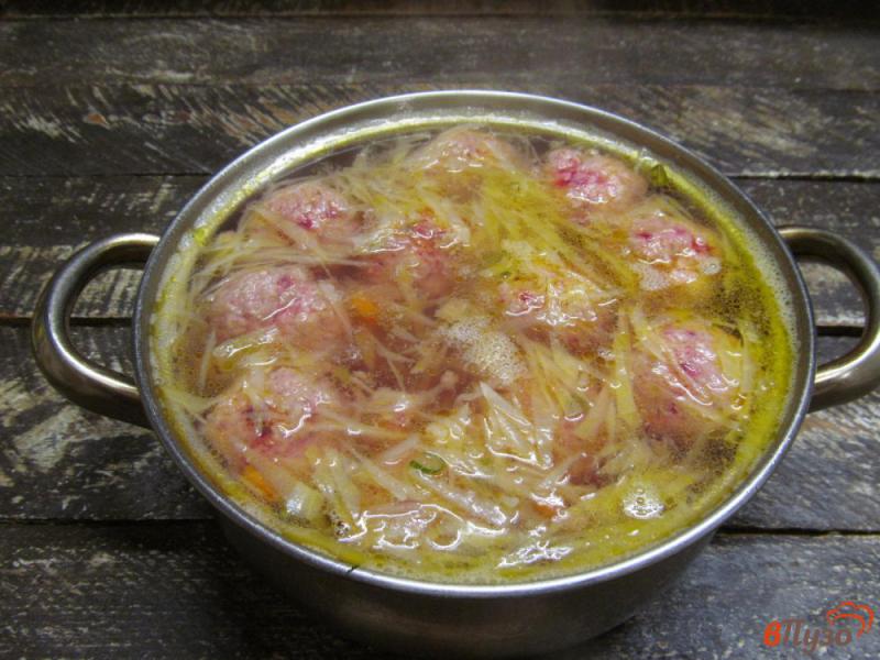 Фото приготовление рецепта: Вермишелевый суп со свекольными фрикадельками шаг №7