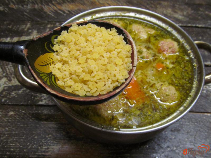 Фото приготовление рецепта: Вермишелевый суп со свекольными фрикадельками шаг №8