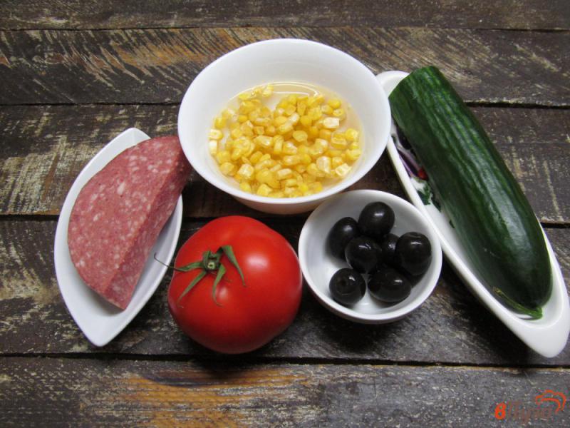 Фото приготовление рецепта: Овощной салат с колбасой за 10 минут шаг №1