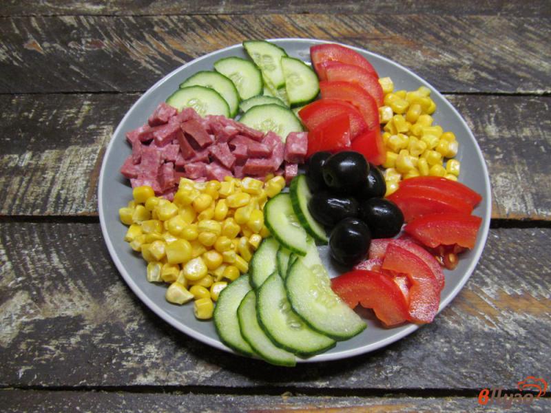 Фото приготовление рецепта: Овощной салат с колбасой за 10 минут шаг №2